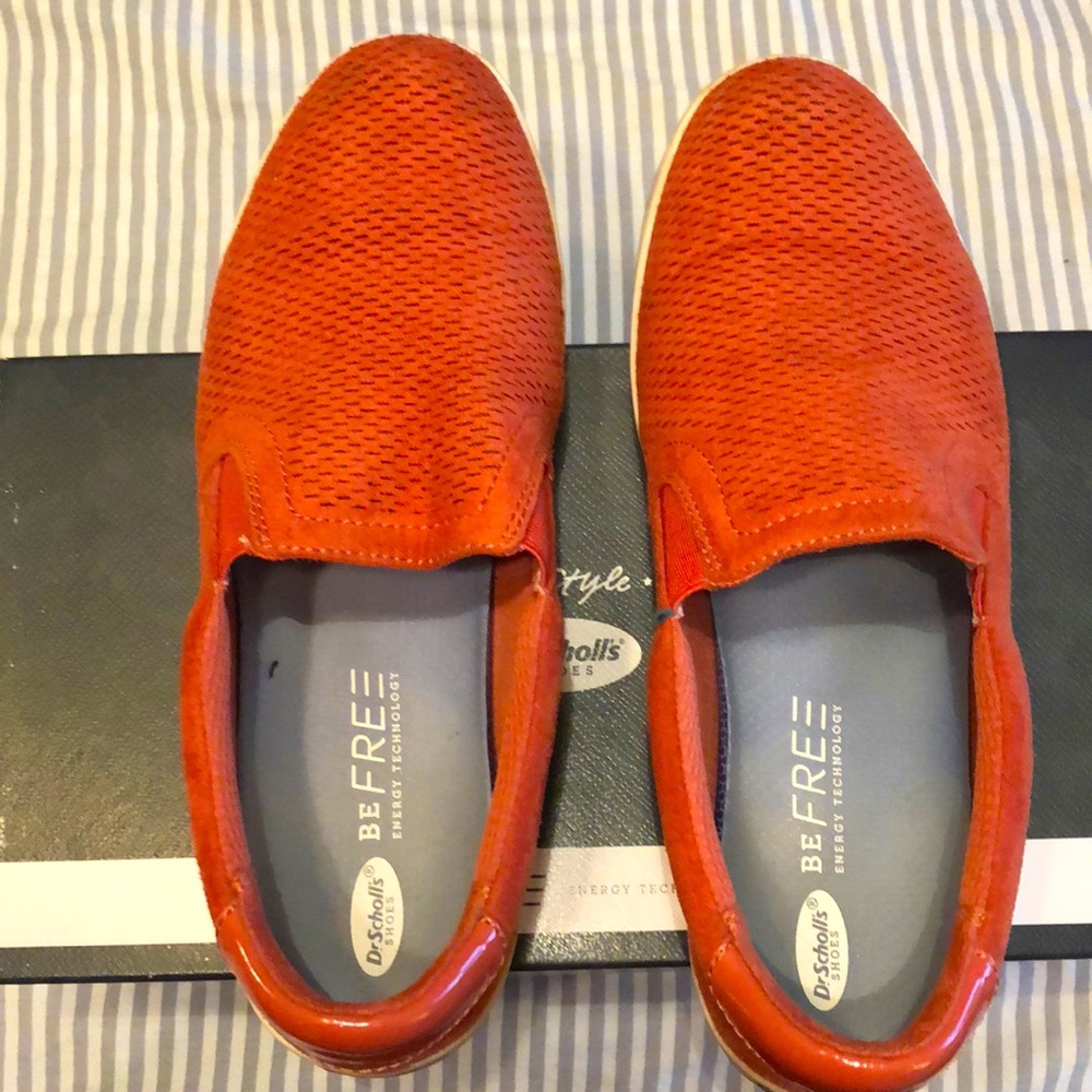 Coral Dr. Scholls suede slip-one with patent leather accents